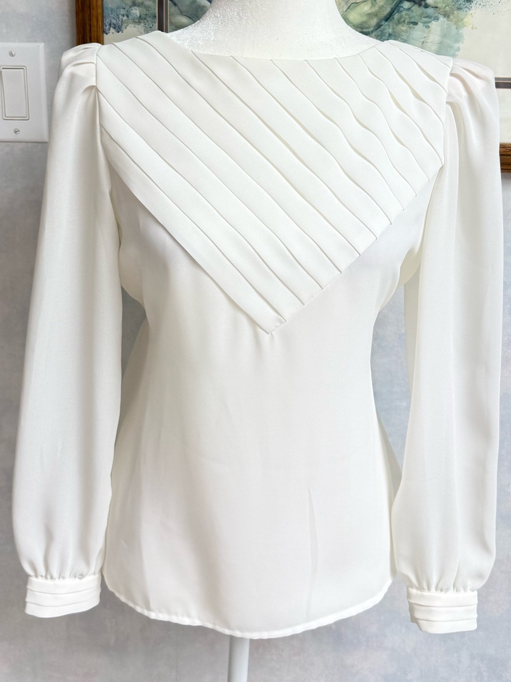 Like New Elegant White Long Sleeve Blouse w/Beautiful Slimming Geometric Design